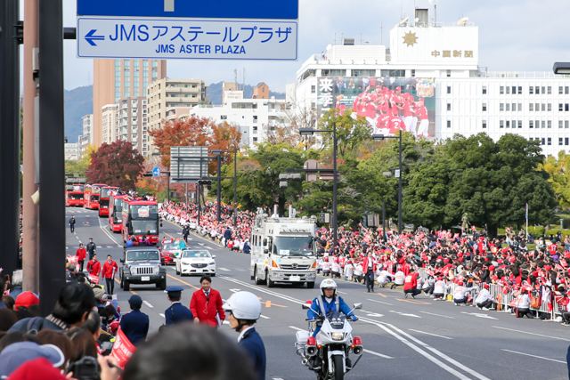 広島東洋カープ ２０１７－ <br /><p></p><br /> 優勝パレード│ワンレフと歩いている日